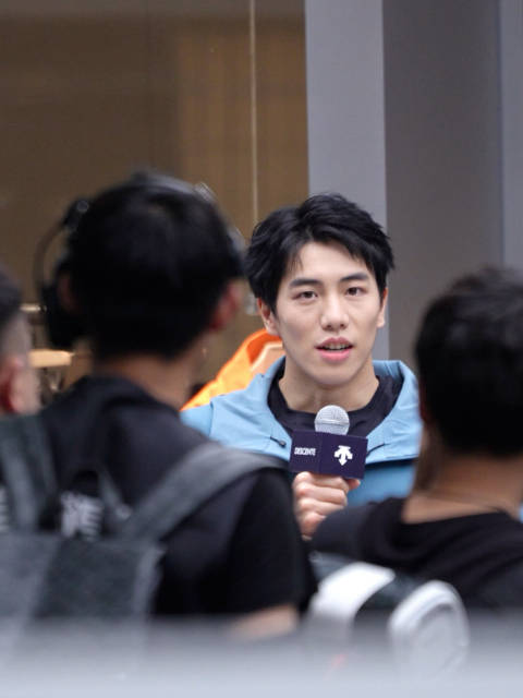 小狗上台发言 说啥妈妈们自己听吧！
