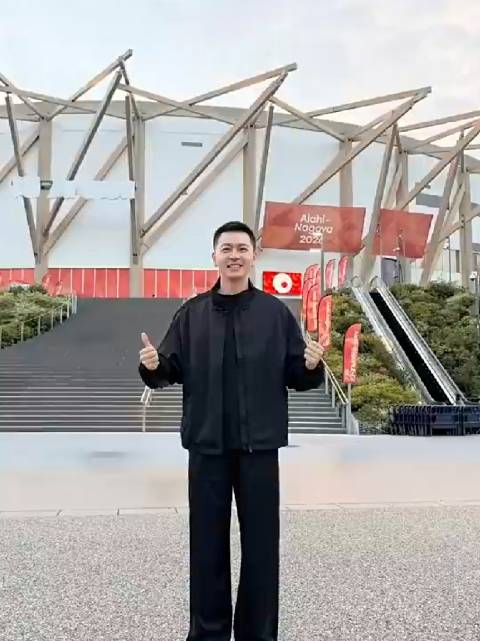 杨鸣携父观战男篮半决赛，第三节落后30分提前离场