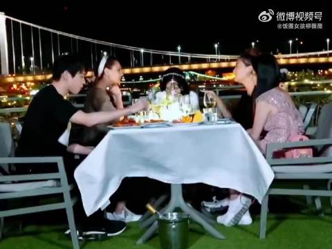 应采儿说陈小春虽然脸好臭，但是很尊重岳父岳母