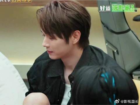 许凯你怎么说话越来越嗲了 你这样真的很容易挨打的嗷
