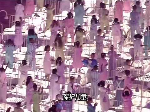 憨豆先生单指划水演奏烈火战车，恶搞经典只为拿第一