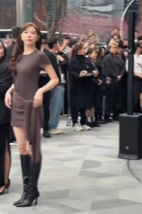 张柏芝出来，一下子就感觉大明星出来了！