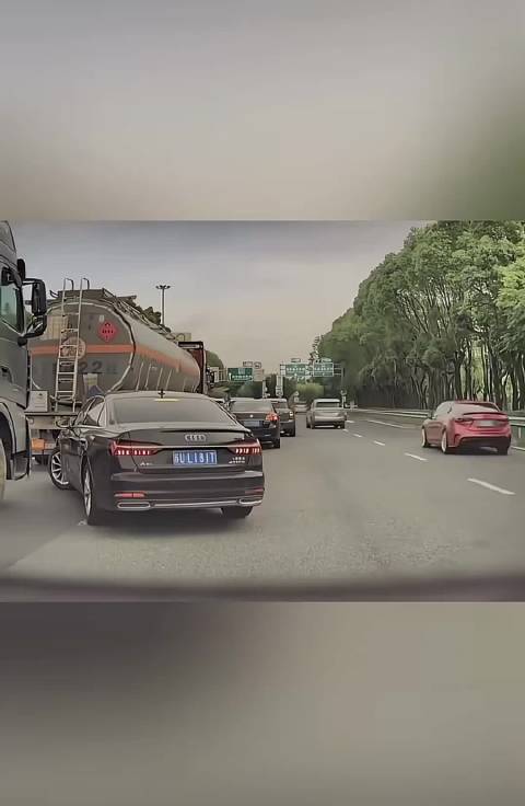 奥迪加塞，结果被大货车顶行数百米！你认为大货车是故意的吗？