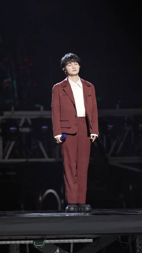 周深《光亮》歌声诉说坚守与希望，来自江苏卫视跨年演唱会