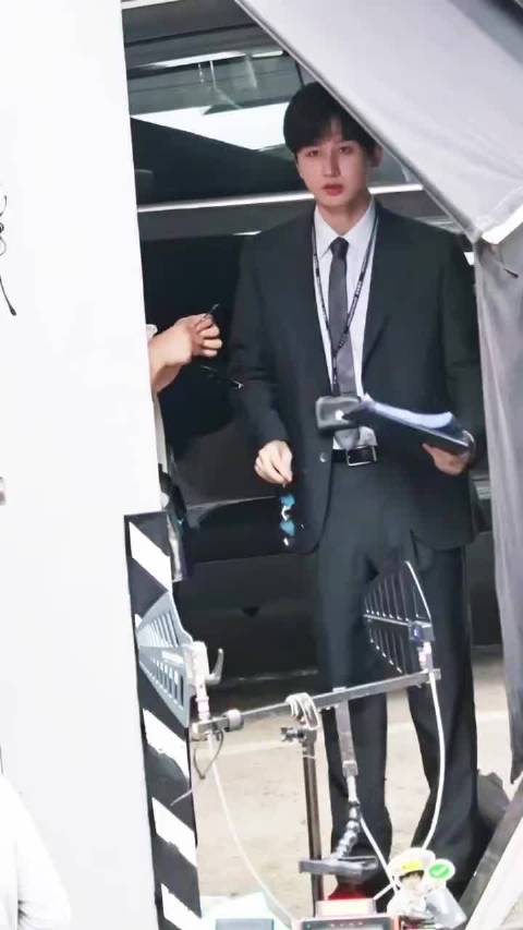 狩谎 林sir换个眼镜都不忘背台词，敬业的宝宝，成毅戴不戴眼镜都好看！