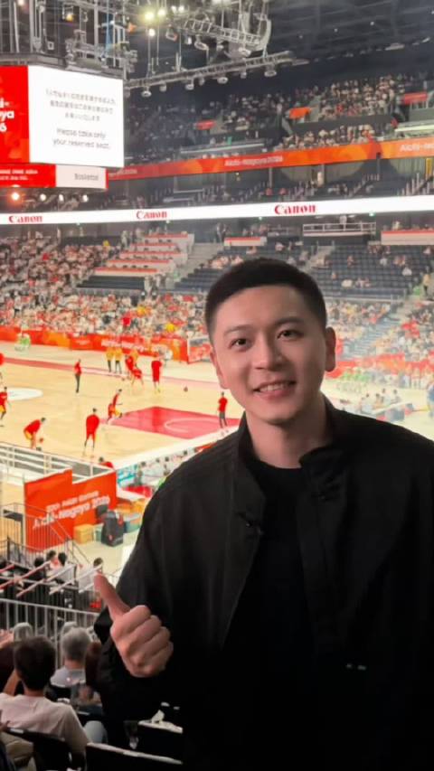 落后31分提前退场！杨鸣带父亲看男篮，见证黑暗时刻，老爷子伤心了