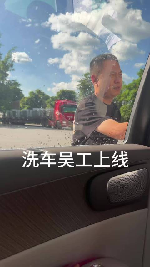 自驾游体验大六座汽车，冰箱彩电大沙发实用