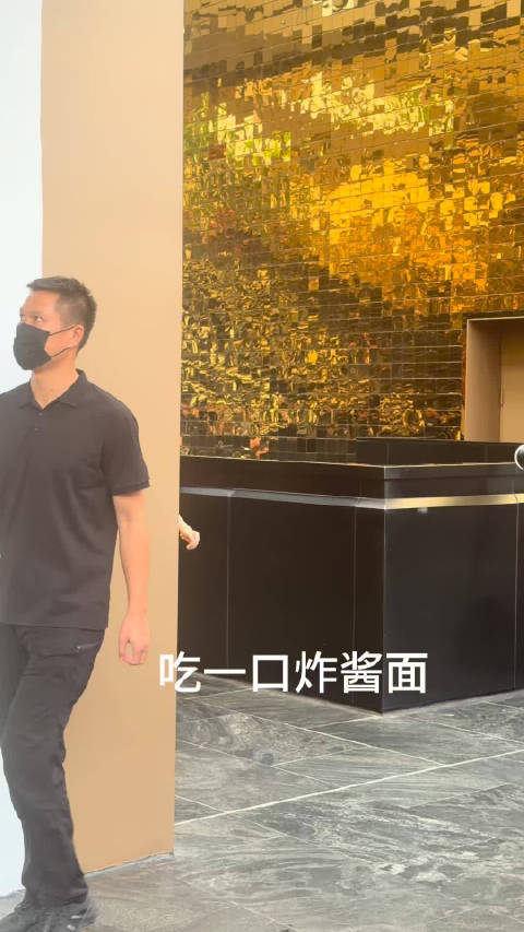 赵今麦耸肩笑那一下好可爱，完全小猫咪来的