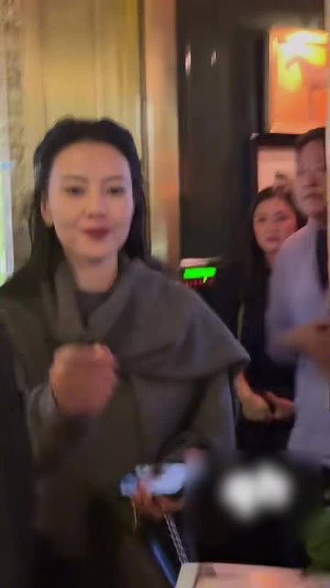高圆圆纽约时装周亲和互动，签名合照耐心满足粉丝