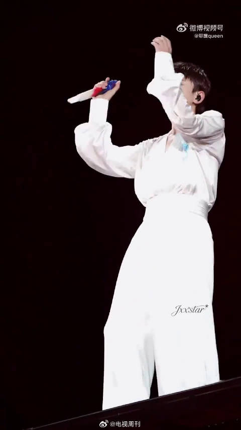 1982巡演名场面预定，张杰唱响《破局者》，热血摇滚点燃全场