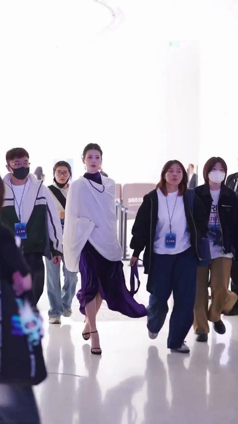 赵昭仪累到嘴唇发白腿软摔倒，仍笑着说话不抱怨