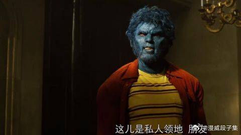 野兽突然扑向金刚狼 一下把他撂到了楼梯上，力气真大！