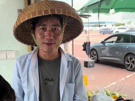 湛江水果摊老板酷似梁朝伟，现实与电影难分辨