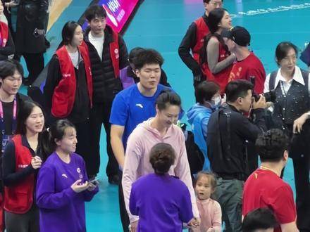 惠若琪赛场亮相八年人气不减，偶遇小年糕