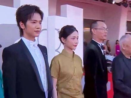 凭作品登上国际舞台，何尝不是意气风发？给阿嬷的情书主创团队齐聚威尼斯