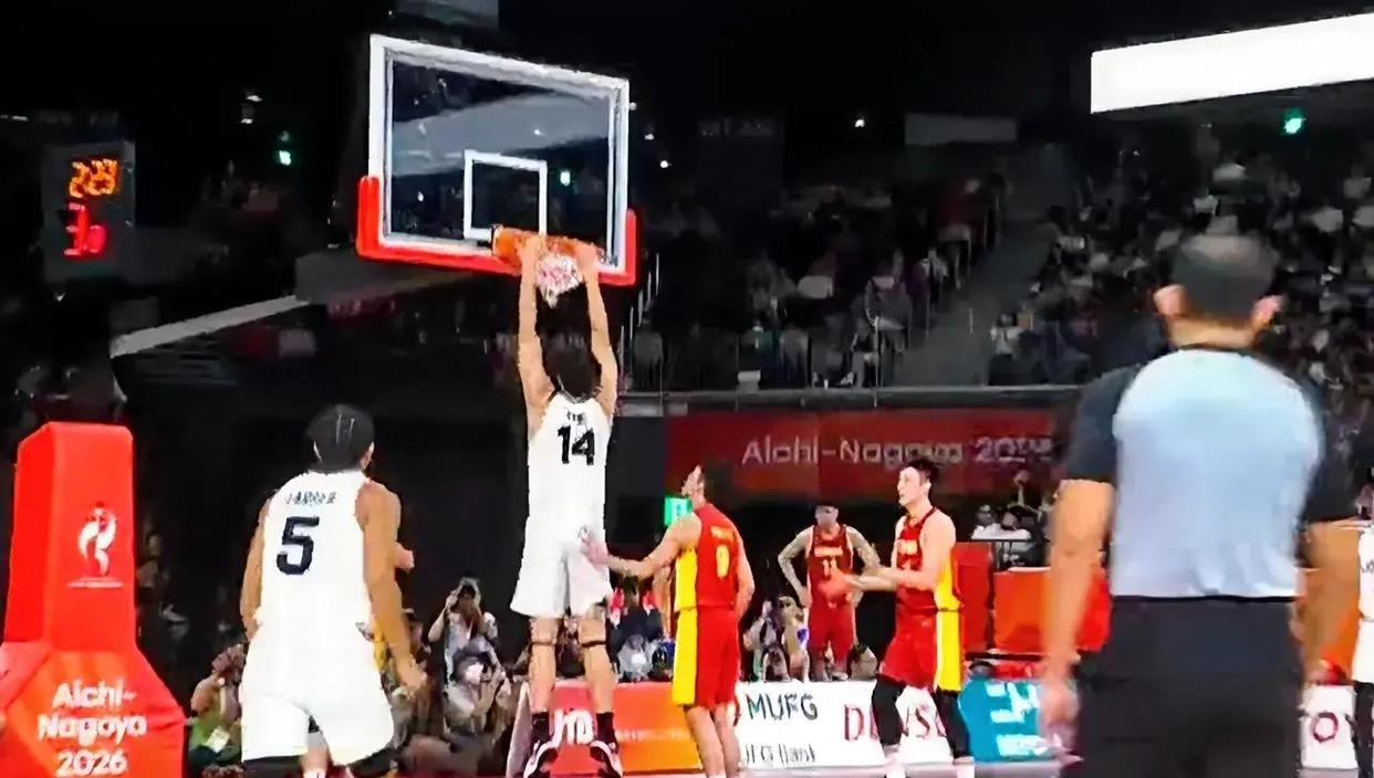 被打11-0！日媒称：中国男篮竟然体系有问题，难道不是被现代篮球彻底打崩吗？