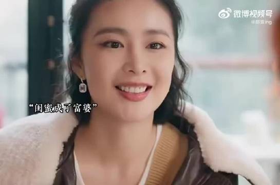 “女人偶遇多年未见的好闺蜜，才发现她早已嫁入豪门成了阔太”
