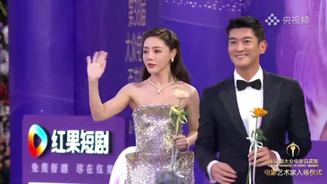 杜江一身西装亮相红毯，这身高颜值太养眼，难怪征服霍思燕