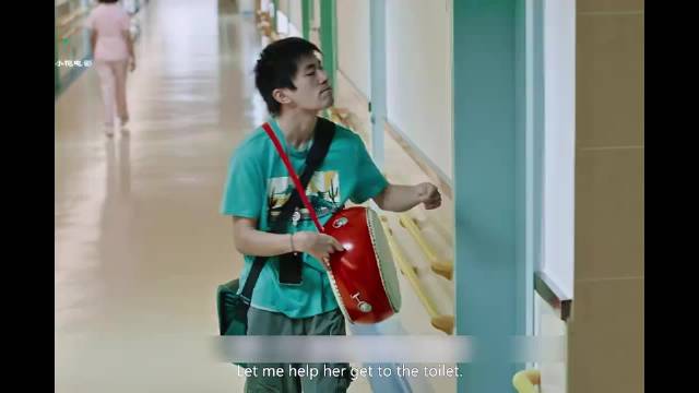外婆守护脑瘫男孩，用爱照亮前行道路