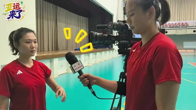 龚翔宇客串记者，王梦洁提醒话筒别怼鼻子