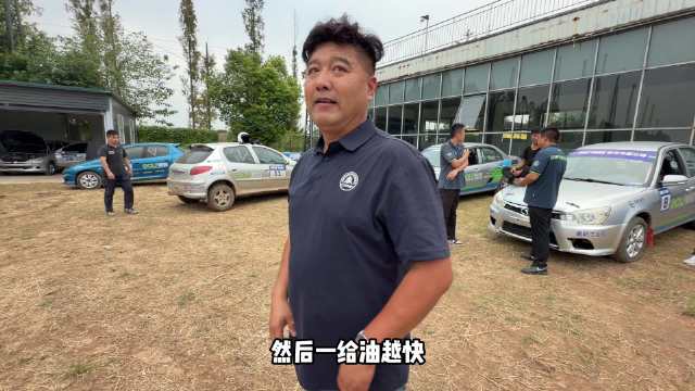 原来我以为拉手刹过弯很帅，结果教练说这都是在降速！…
