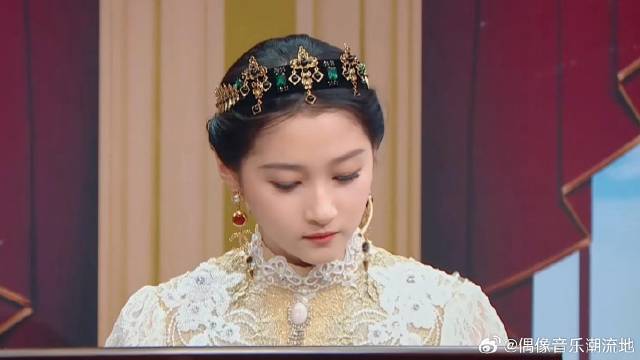 关晓彤优雅弹钢琴 往那一坐气质太优雅，贾玲都直呼有女神范！
