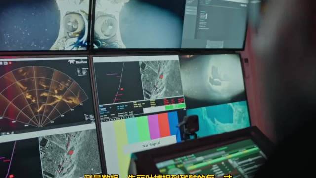 科学家开着潜艇越来越靠近泰坦尼克号的残骸，准备仔细观察