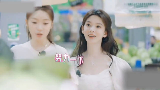 陈瑶暖心教张月贴暖贴缓解痛经