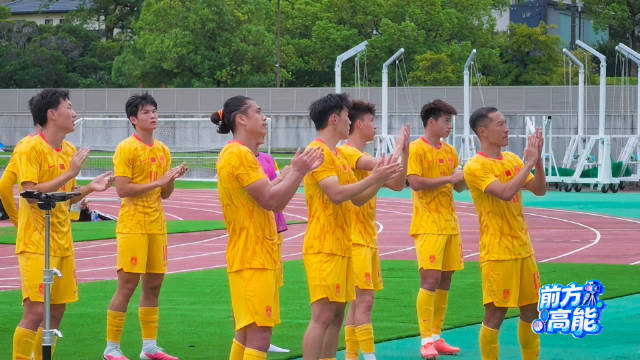 亚运会男足中国队0比0伊朗，两轮不败张玉宁率队感谢球迷
