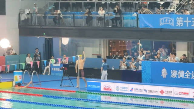 名古屋亚运会男子100米仰泳决赛，徐嘉余入水便抢占领先位置…