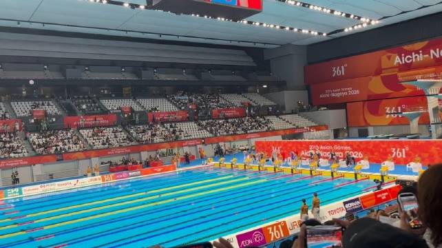 中国女队4×100自接夺冠，3分33秒10破赛会纪录
