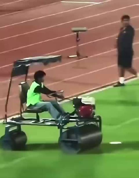 前热刺边锋汤森泰超热身遭压草机碾过，幸无大碍