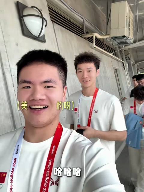 梁伟铿：穿上礼服来到开幕式，亚运会征程就正式开始了！加油~ 加油呀 国羽