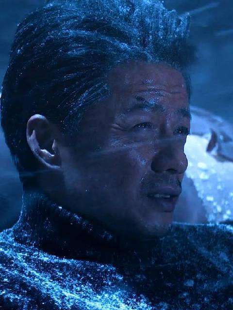 段奕宏叼烟这范儿，连狗都忍不住凑近点上两支