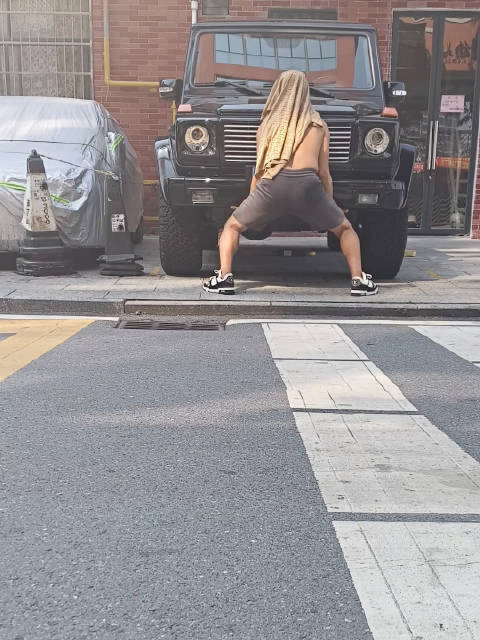 大力士黄永钰纯徒手硬拉奔驰大G，车轮移动离地