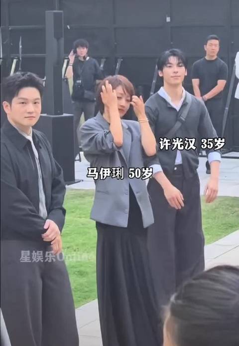 东儿和妈妈同框了