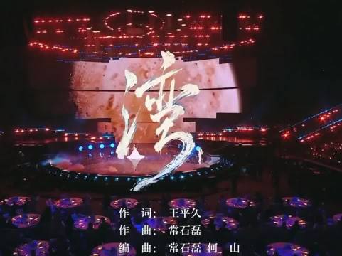 这是甩不掉妈妈的影子就拥抱的意思吗？手套也遗传下来了哈哈哈哈哈啊