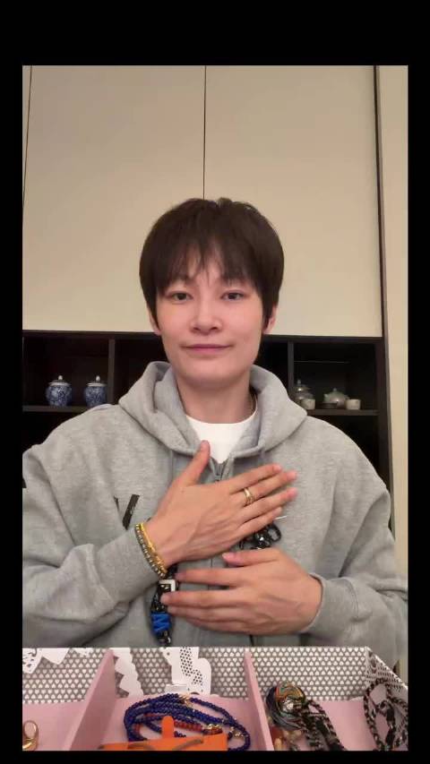 杨力维分享首饰，家人定制礼物寄托心意