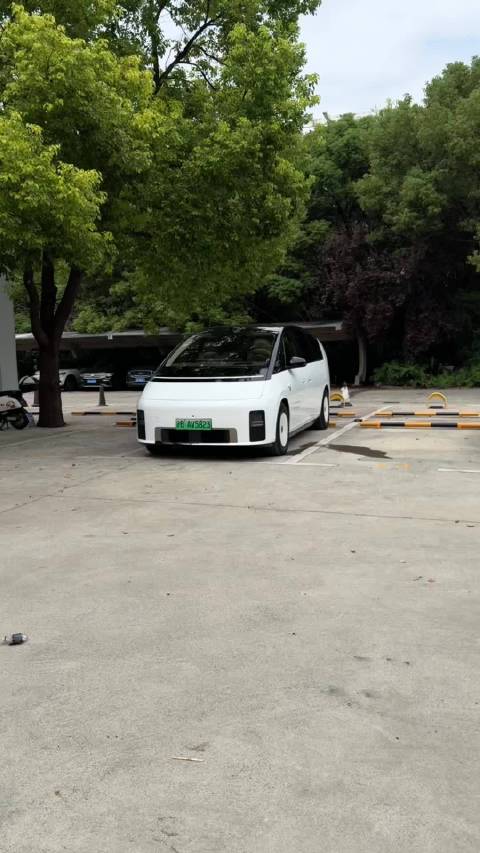 上班时间在理想MEGA后排睡觉，体验比零重力更舒适