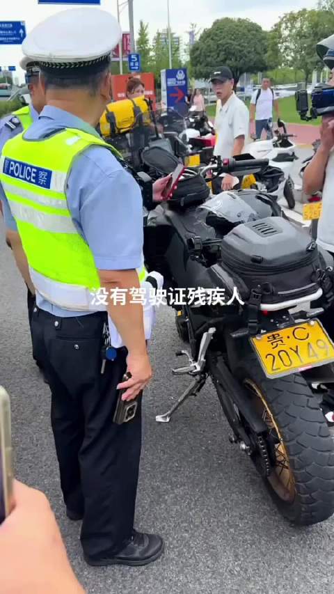 男子无证驾驶改装车，持残疾证应对交警被查获