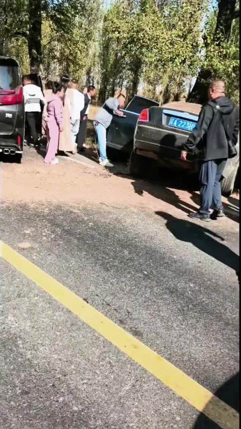 劳斯莱斯借给朋友接亲途中撞了，车还没保险，这也敢借啊？