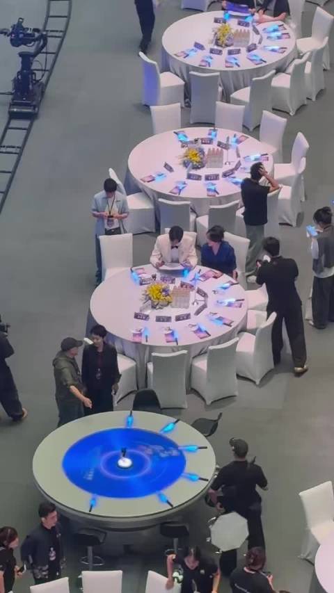 张若昀闫妮湾区升明月邻座闲谈，画面很有氛围感