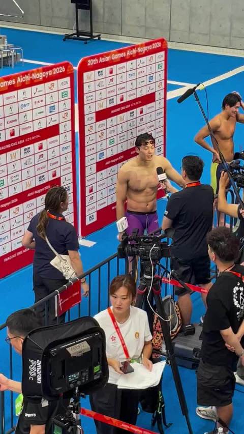 汪顺游到力竭差点摔倒，现场观众纷纷鼓励汪顺