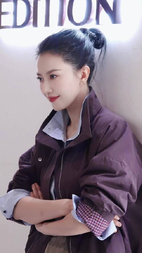 高圆圆亮相edition活动，秋日穿搭明媚大气