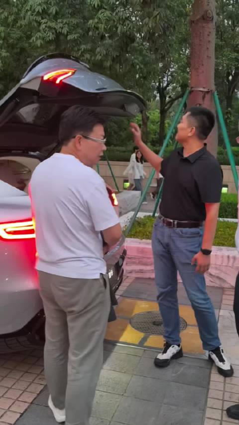 网友在华为坂田基地偶遇余总和尹总…