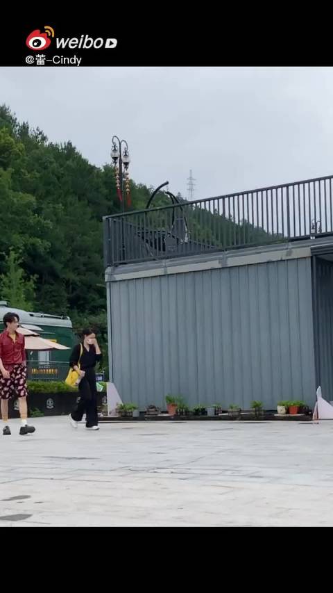 这么跳得颜色和花裤子被许凯驾驭的如此时尚帅气 @许凯soso CR：视频来源网络