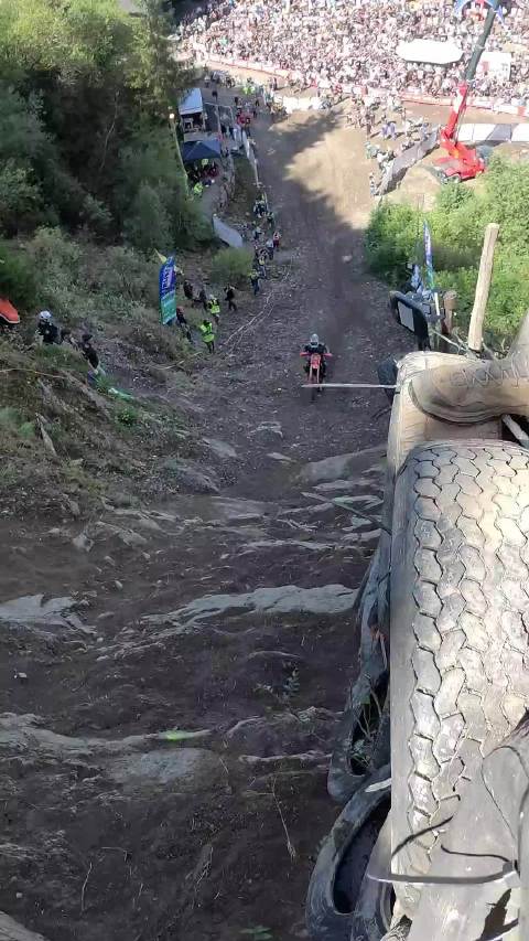 陡峭山路极限冲刺，车手油门踩满挑战陡坡，惊险刺激的山地爬坡赛…