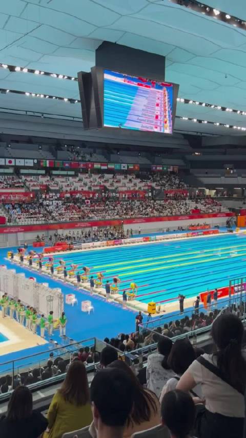 潘展乐100自卫冕成功，汪顺获网友满分好评