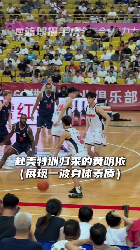 “赴美特巡归来的黄明依”