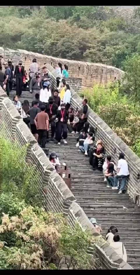 肖战现身金山岭长城，中山装板正利落，一眼就被惊艳到！